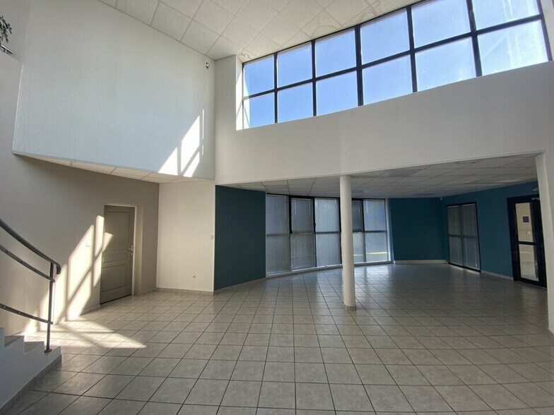 Office in Valence for sale - Interior Photo - Image 2 of 9