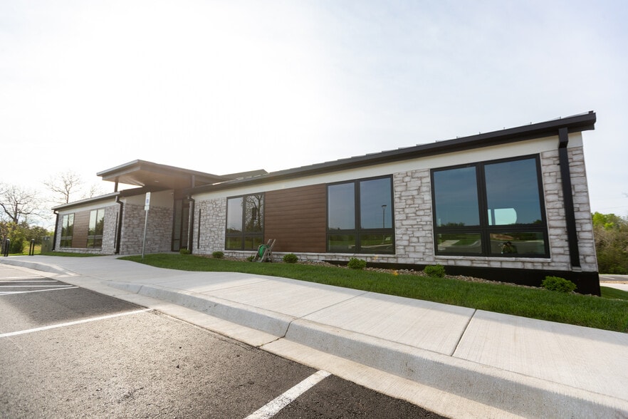 4801 Quail Crest Pl, Lawrence, KS for lease - Building Photo - Image 1 of 19