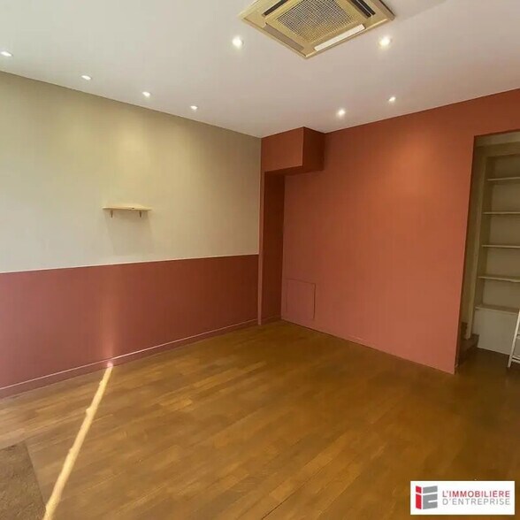 Retail in Rennes for lease - Interior Photo - Image 3 of 7