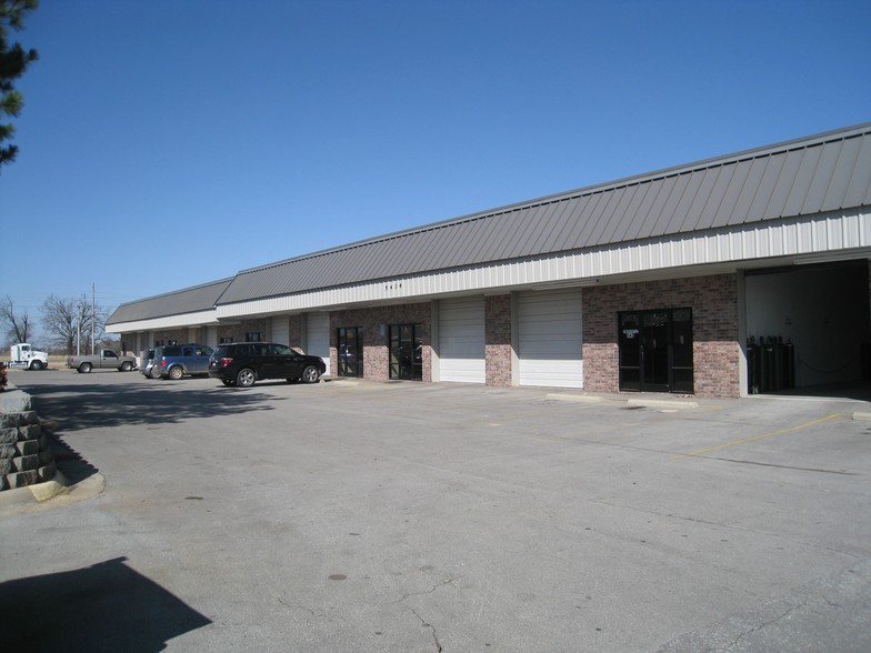 556 Skyler St, Springdale, AR for lease - Building Photo - Image 2 of 19