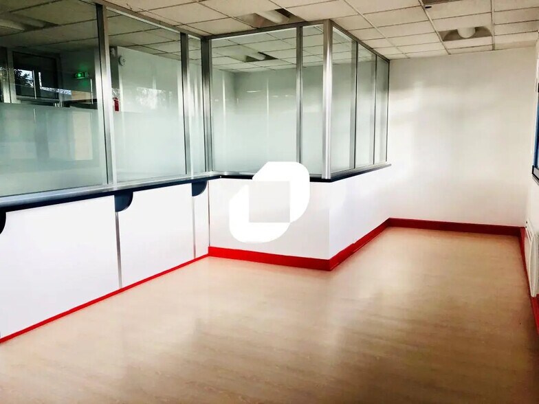 Office in Émerainville for lease - Interior Photo - Image 1 of 7