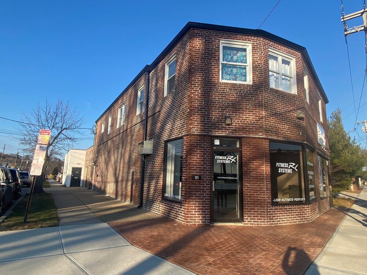 119121 Manorhaven Blvd, Port Washington, NY 11050