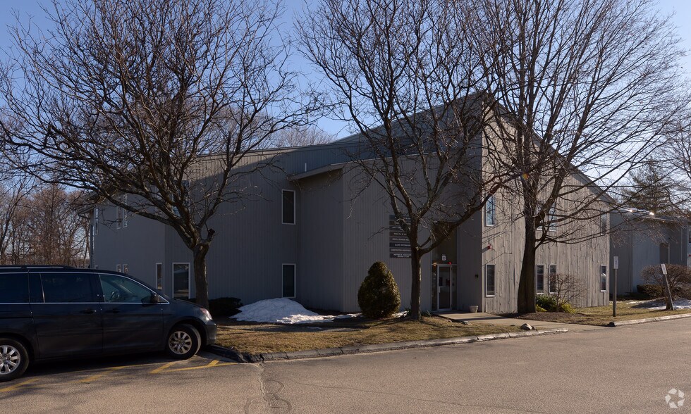 615 Jefferson Blvd, Warwick, RI for sale - Primary Photo - Image 1 of 1