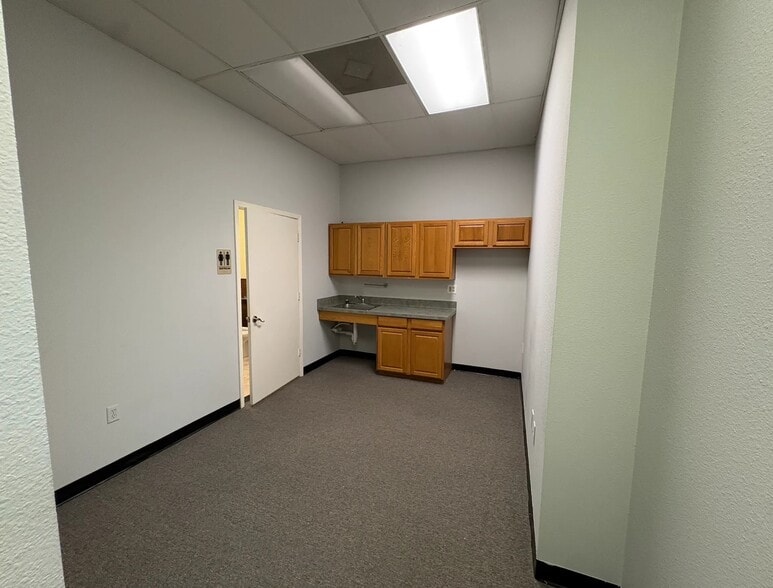 3206 Longmire Dr, College Station, TX for lease - Interior Photo - Image 3 of 8