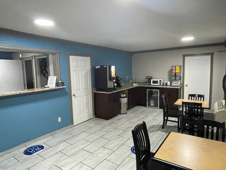 1901 E 1st St, Pratt, KS for sale - Building Photo - Image 3 of 15