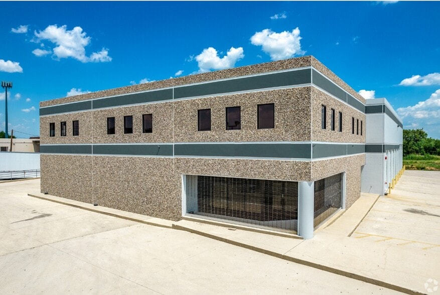 3940 N Panam Expy, San Antonio, TX for lease - Building Photo - Image 2 of 11