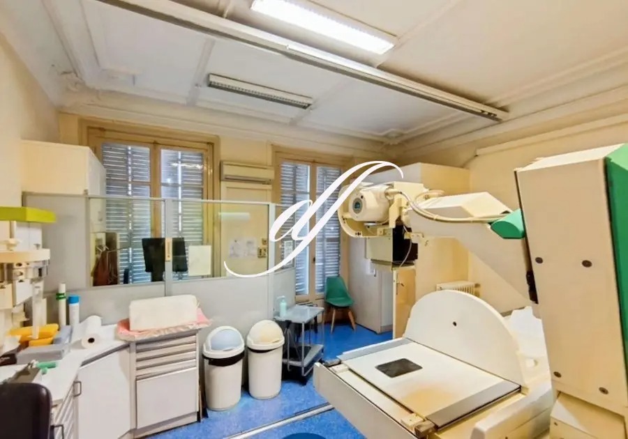 Office/Medical in Paris for lease Interior Photo- Image 1 of 8