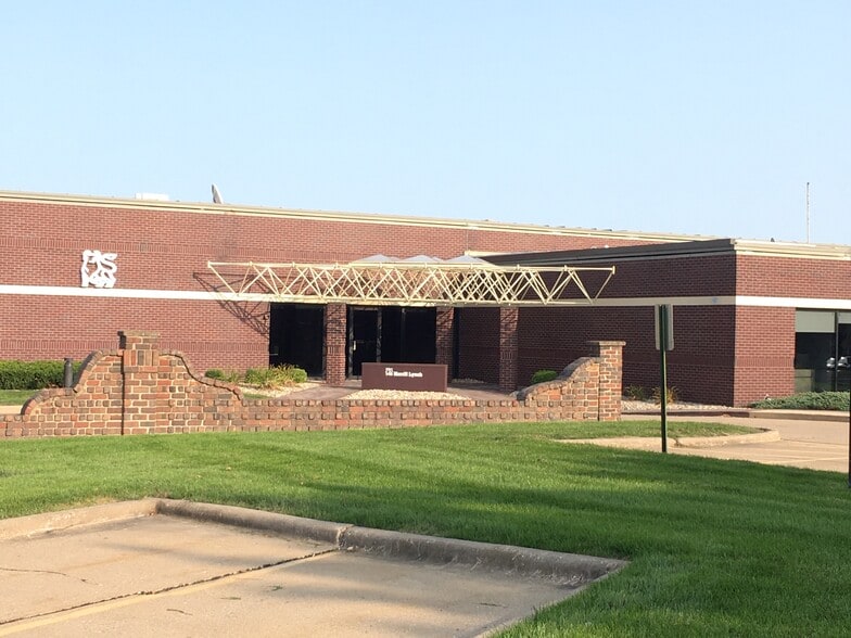 2203 & 2205 E. Empire Bloomington, IL portfolio of 2 properties for sale on LoopNet.com - Primary Photo - Image 2 of 2