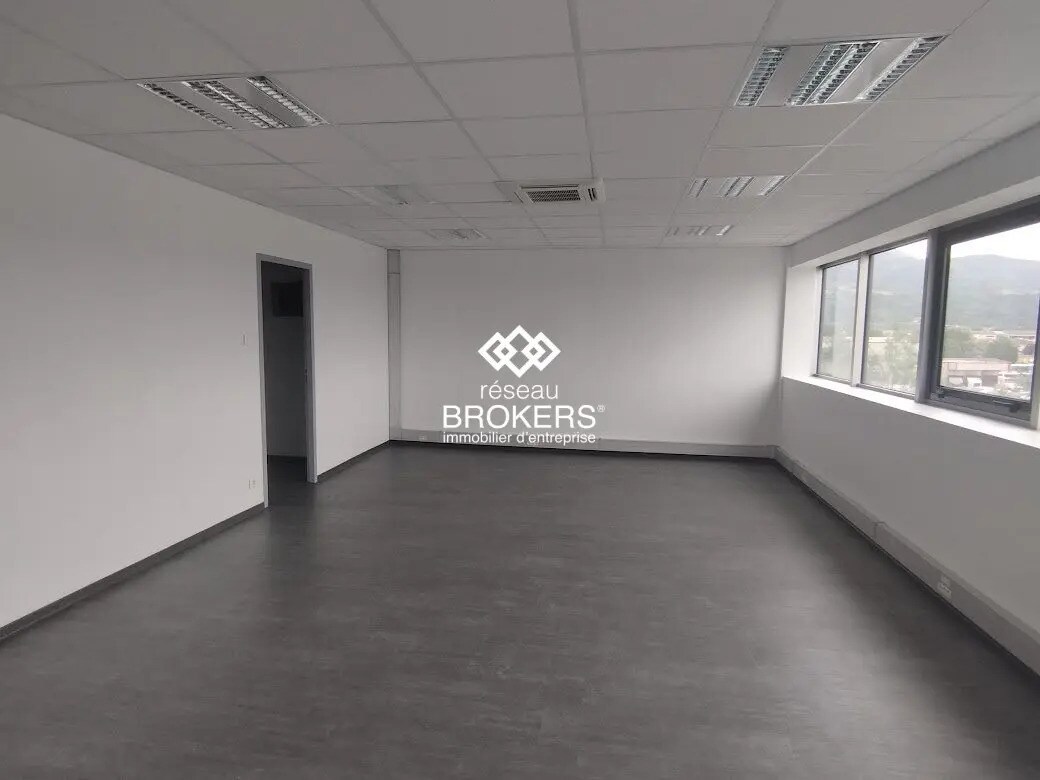 Office in Scionzier for lease Interior Photo- Image 1 of 2