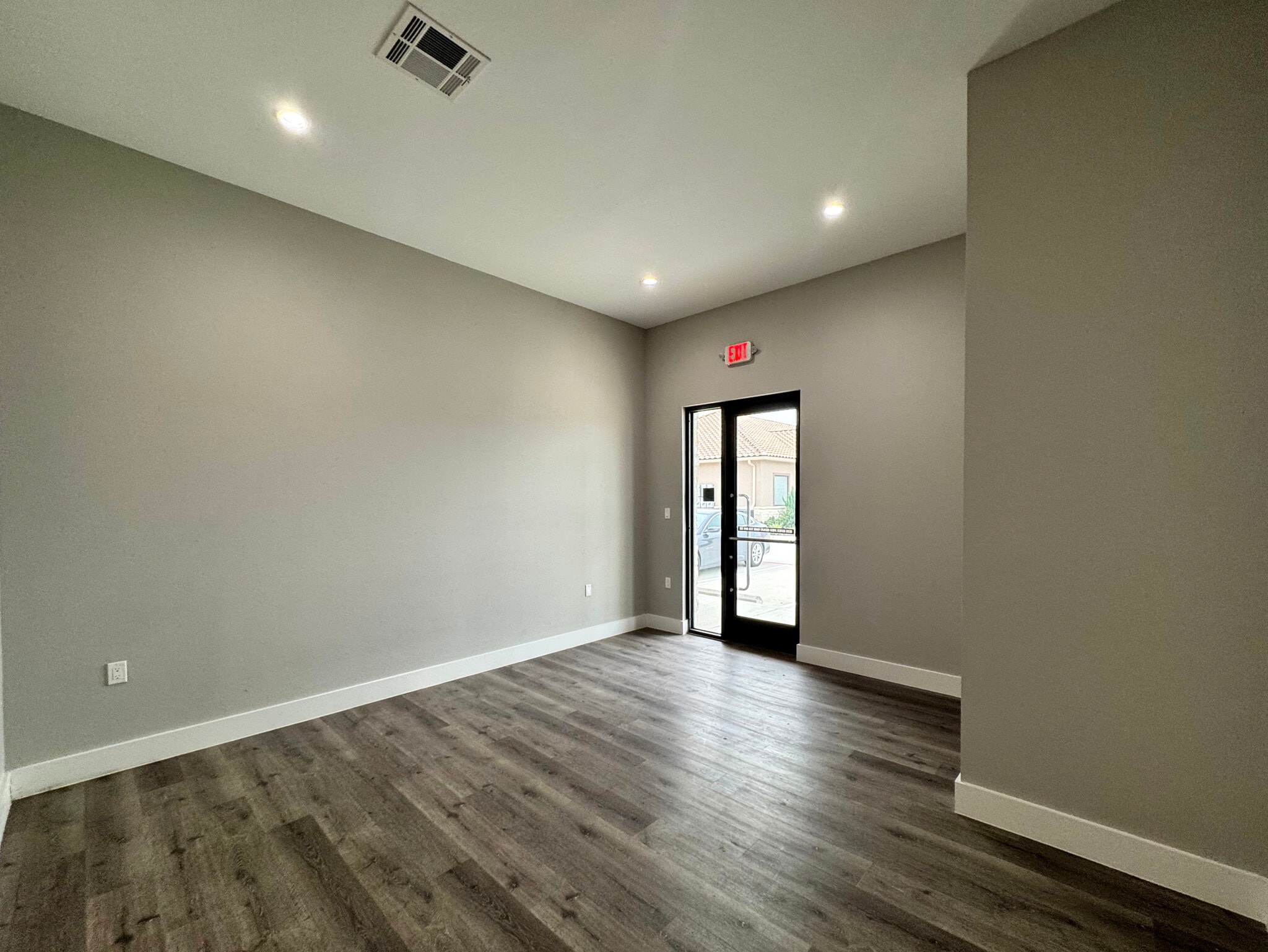 8525 N Sam Houston Pkwy E, Humble, TX for lease Interior Photo- Image 1 of 17