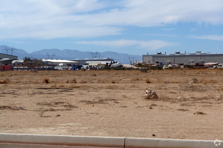 17020 Raccoon Ave, Adelanto, CA for sale - Building Photo - Image 3 of 15