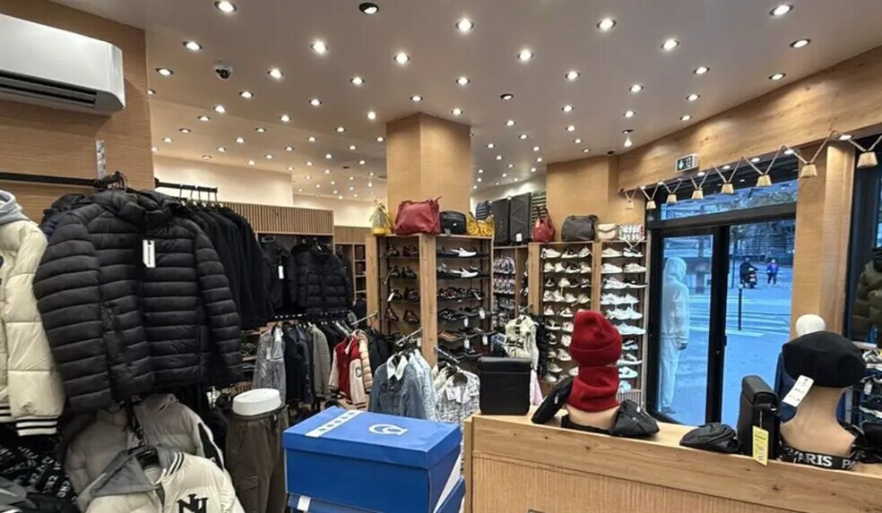 Retail in Paris for lease - Interior Photo - Image 2 of 3