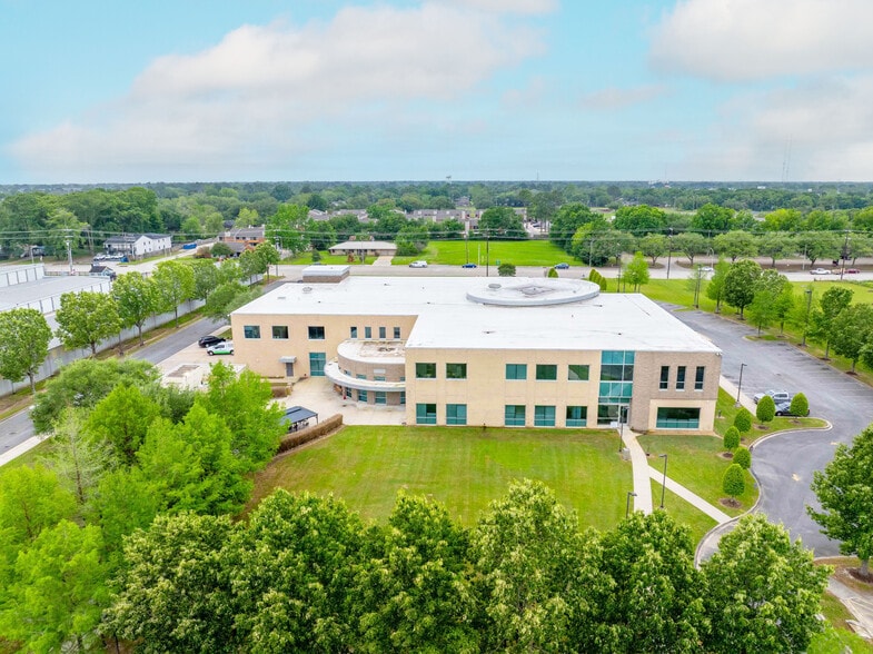 1906 Eraste Landry Rd, Lafayette, LA for sale - Building Photo - Image 2 of 17