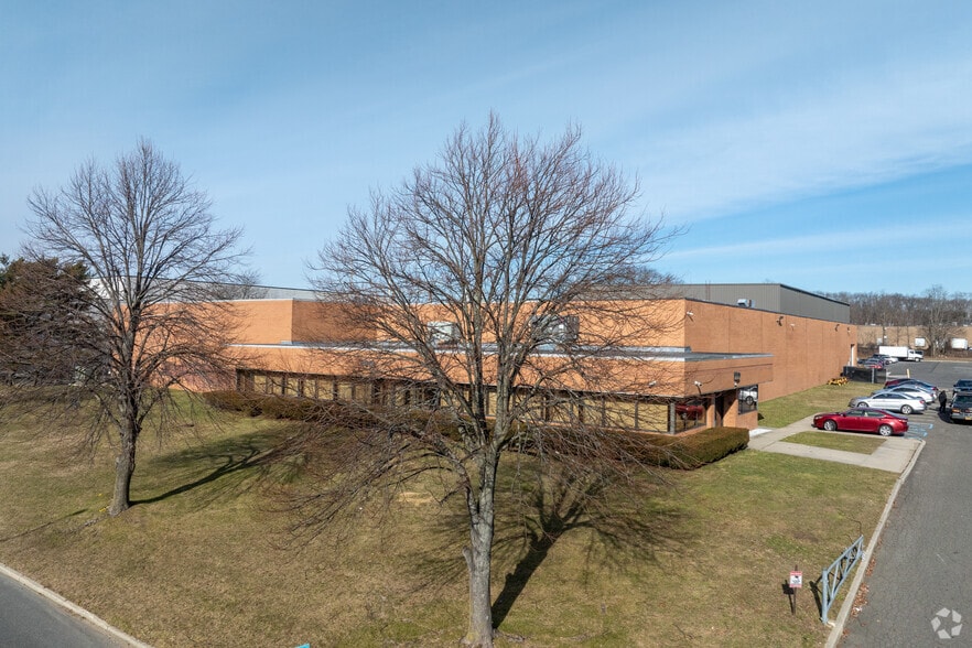 100 Wireless Blvd, Hauppauge, NY for lease - Building Photo - Image 1 of 10