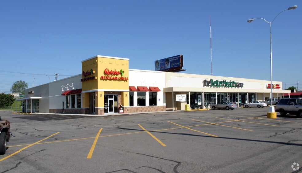 301-325 N Clippert St, Lansing, MI for lease - Building Photo - Image 3 of 5