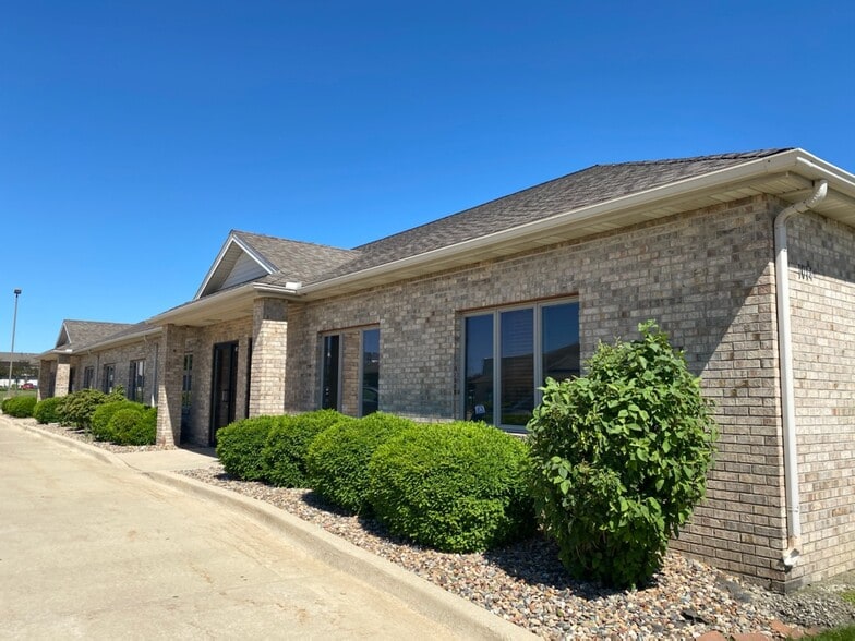 1014 Ekstam Dr, Bloomington, IL for lease - Building Photo - Image 2 of 22