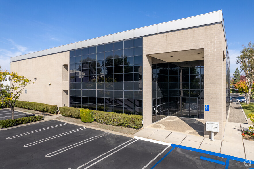 10 Chrysler, Irvine, CA for sale - Primary Photo - Image 1 of 5