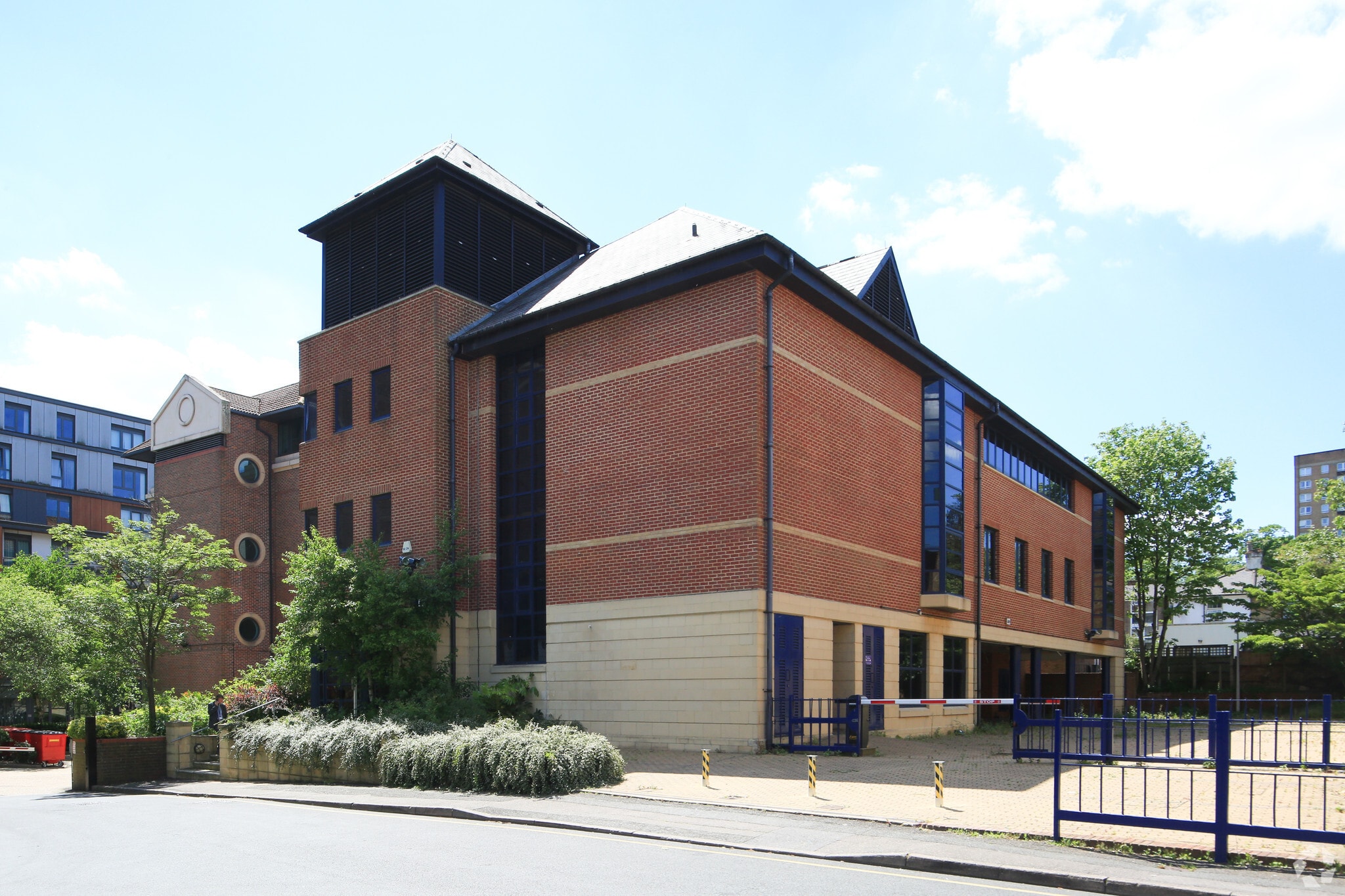 Clarendon Rd, Redhill for lease Primary Photo- Image 1 of 8