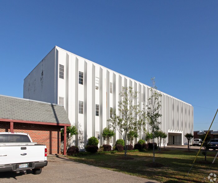 762 Downtowner Loop West, Mobile, AL for lease - Building Photo - Image 2 of 7