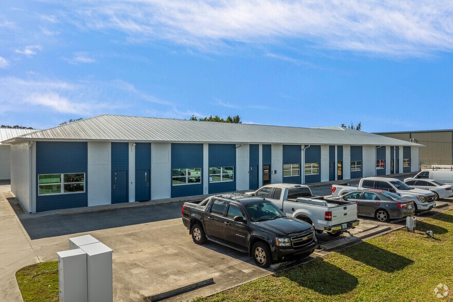 3054-3076 SE Dominica Ter, Stuart, FL for lease - Building Photo - Image 3 of 9