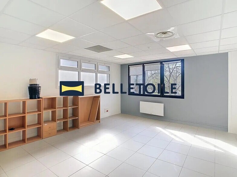 Office in Maisons-Alfort for lease - Interior Photo - Image 2 of 6