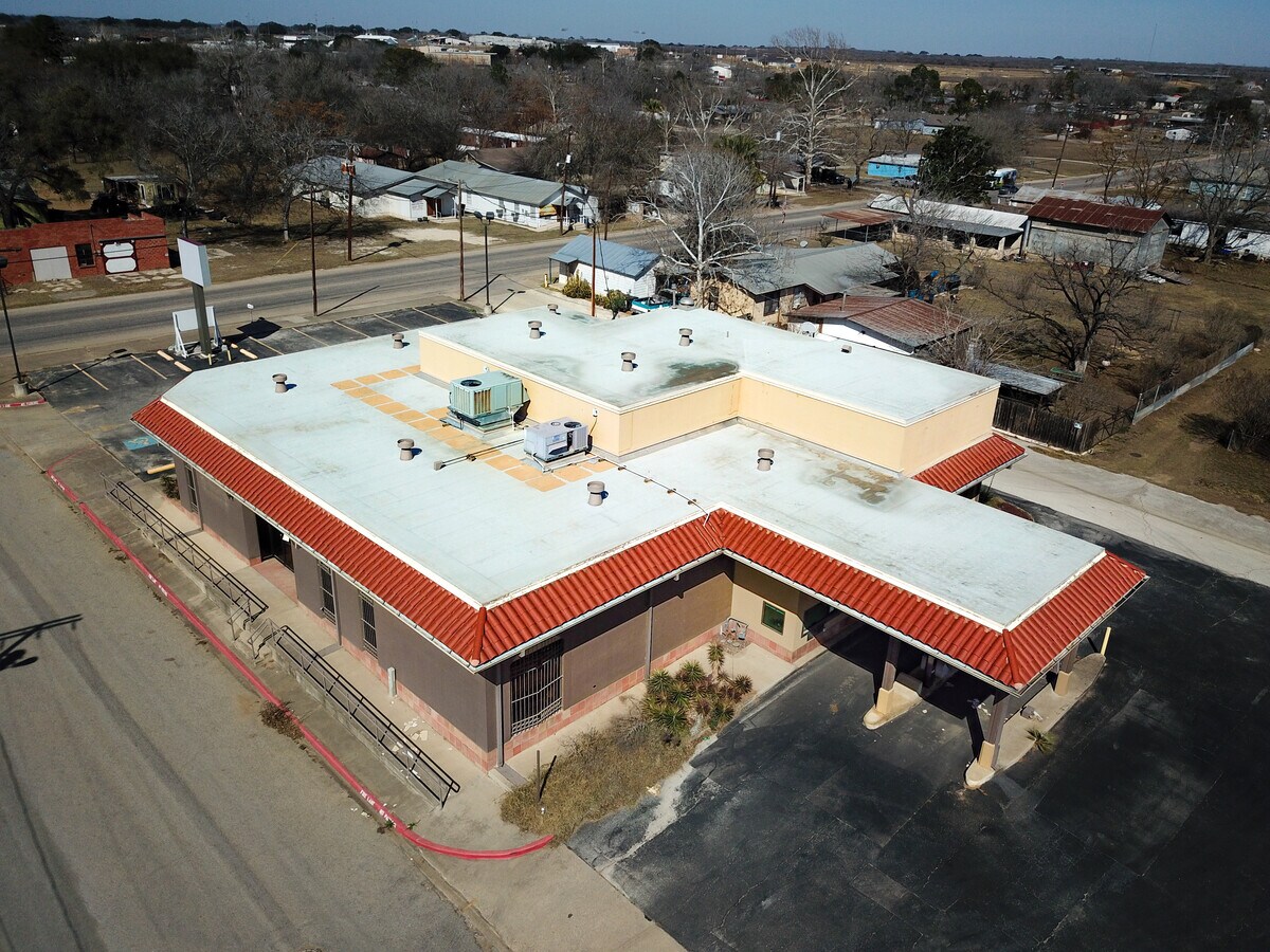 126 6th St, Poteet, TX 78065