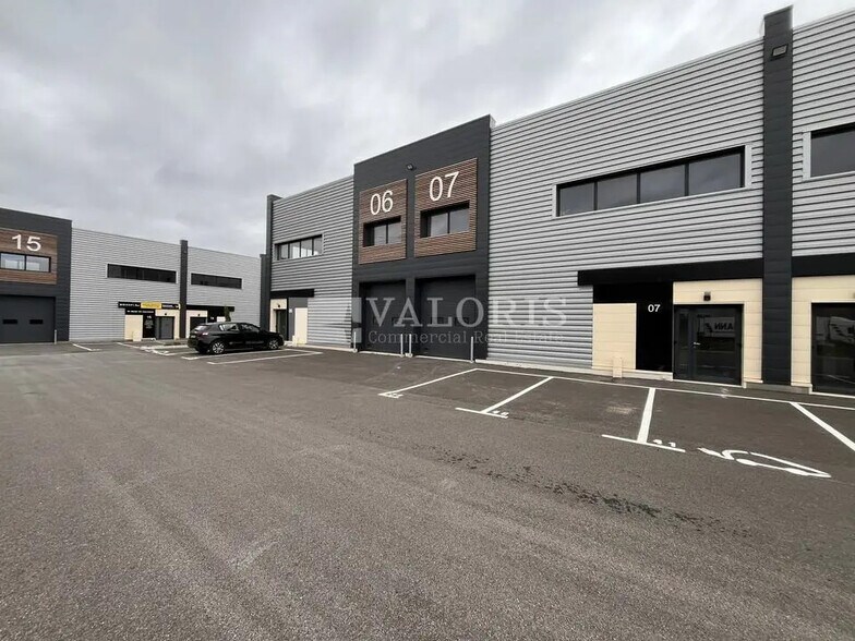 Flex in Brignoles for lease - Building Photo - Image 1 of 12