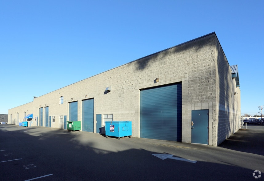 744 Fairview Rd, Esquimalt, BC for lease - Building Photo - Image 3 of 7