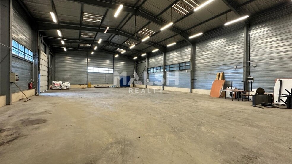 Flex in Saint-Georges-de-Reneins for lease - Building Photo - Image 3 of 8