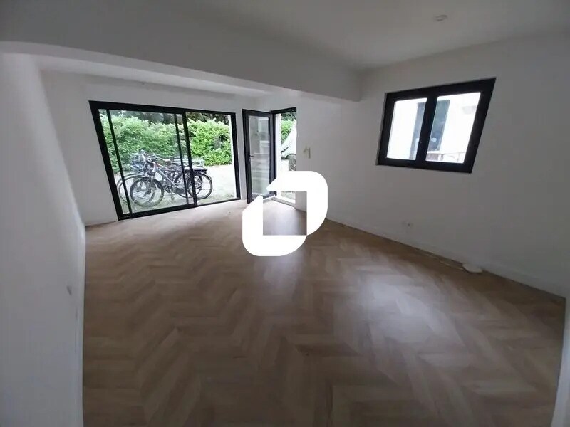Office in Le Bouscat for lease Building Photo- Image 1 of 11