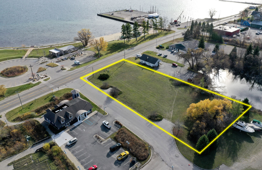 West Bayshore, Traverse City, MI for lease - Primary Photo - Image 1 of 9