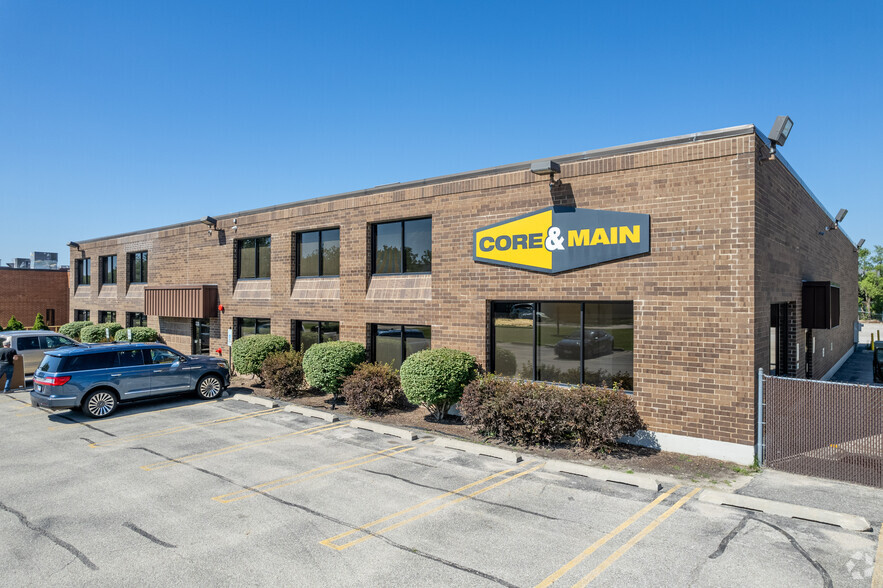 220 S Westgate Dr, Carol Stream, IL for lease - Primary Photo - Image 1 of 4