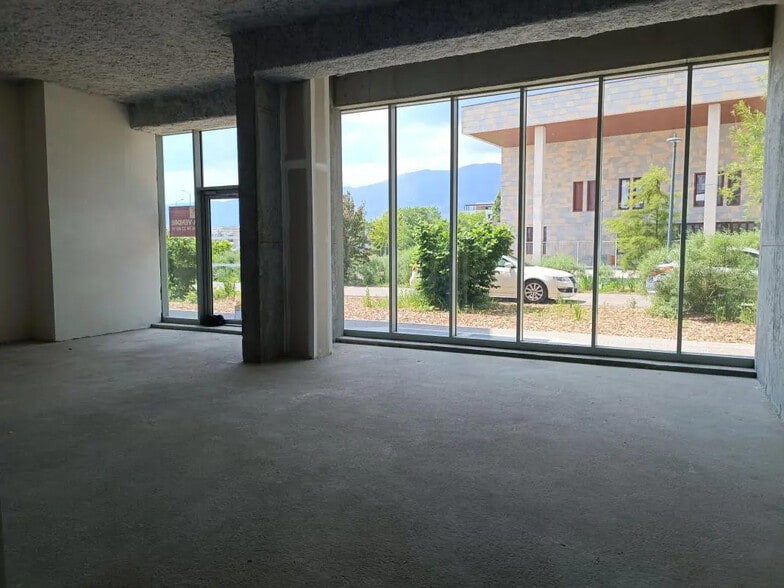 4 Rue Germaine Tillion, Saint-Genis-Pouilly for sale - Interior Photo - Image 1 of 5