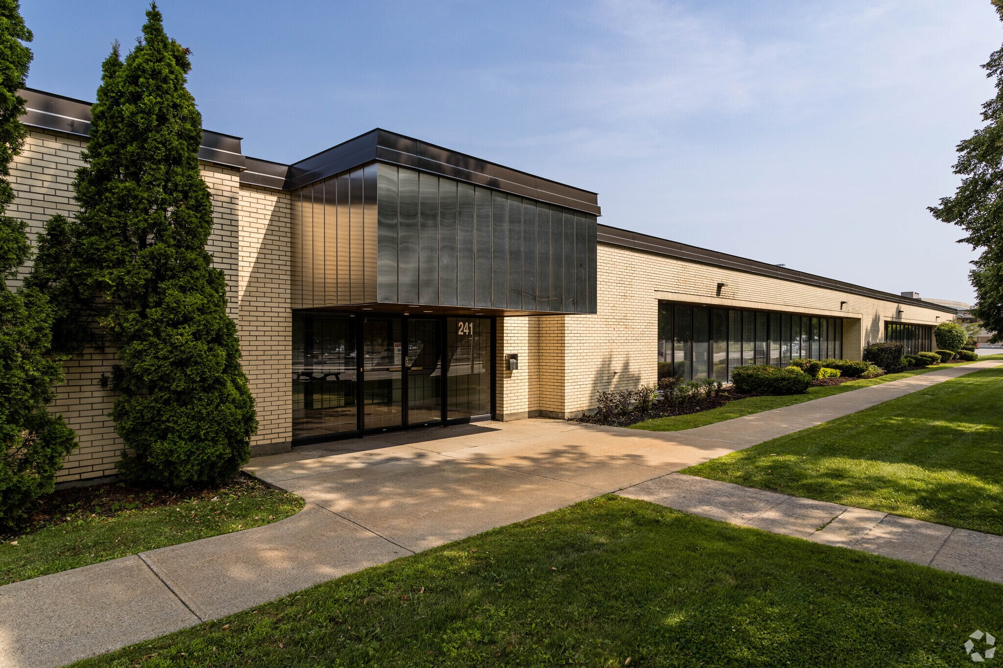 241 Boul Hymus, Pointe-claire, QC for lease Primary Photo- Image 1 of 6