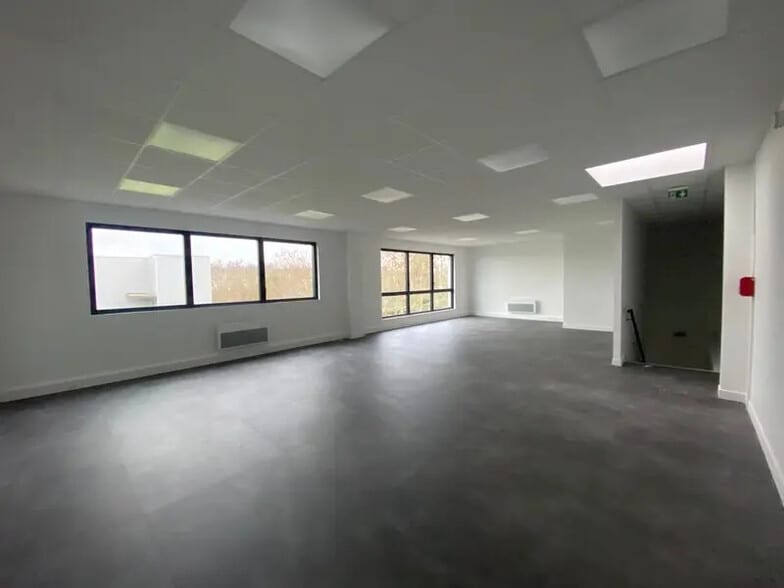 Flex in Aubergenville for lease - Interior Photo - Image 2 of 7