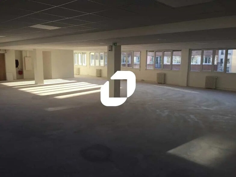 Office in Saint-Denis for lease - Interior Photo - Image 2 of 6