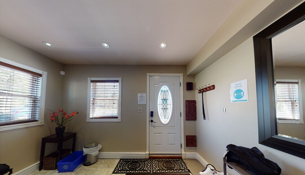 11 Belmont Av W, Kitchener, ON for sale - Lobby - Image 1 of 9