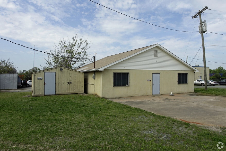4901 Rozzelles Ferry Rd, Charlotte, NC for lease - Primary Photo - Image 2 of 2