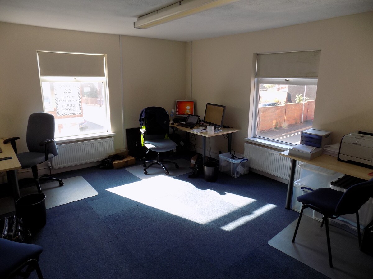 35 Bath Rd, Kettering, NTH NN16 8NB