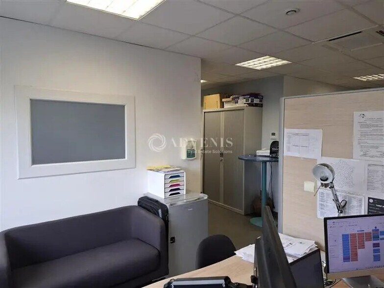 Flex in Ludres for lease - Interior Photo - Image 2 of 8