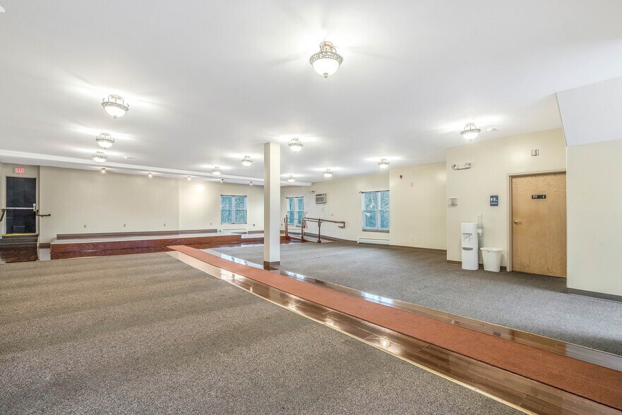 8 Curtiss Ct, Naugatuck, CT 06770 Office for Sale