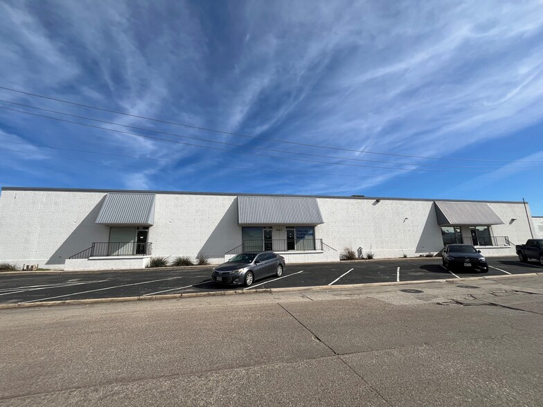 1417 Upfield Dr, Carrollton, TX for lease - Building Photo - Image 1 of 2