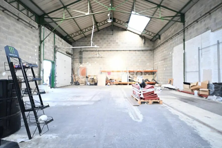 Flex in Vénissieux for lease - Interior Photo - Image 3 of 5