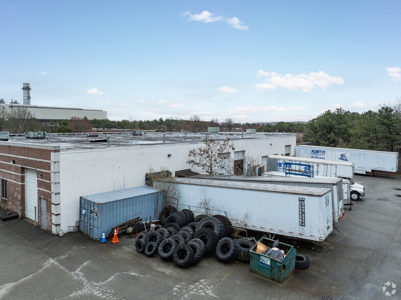 54 Old Dock Rd, Yaphank, NY for lease - Building Photo - Image 3 of 5