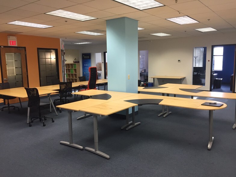 100 Canal Pointe Blvd, Princeton, NJ 08540