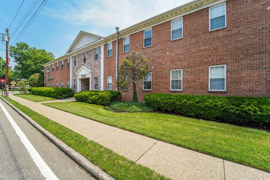 220 Knickerbocker Rd, Cresskill, NJ 07626