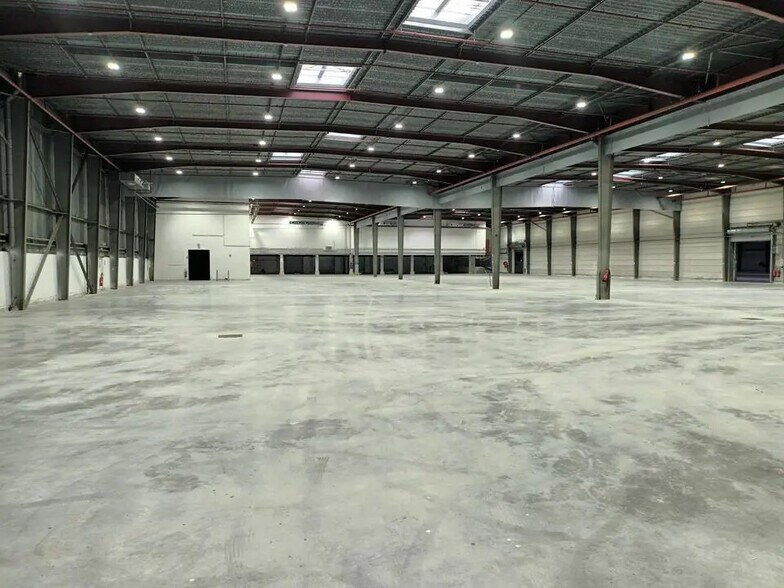 Industrial in Val-de-Reuil for lease - Interior Photo - Image 3 of 12
