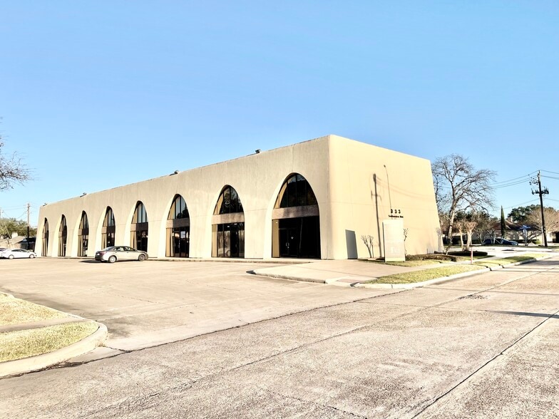 333-341 Southwestern Blvd, Sugar Land, TX for lease - IMG_2319 - Image 1 of 7