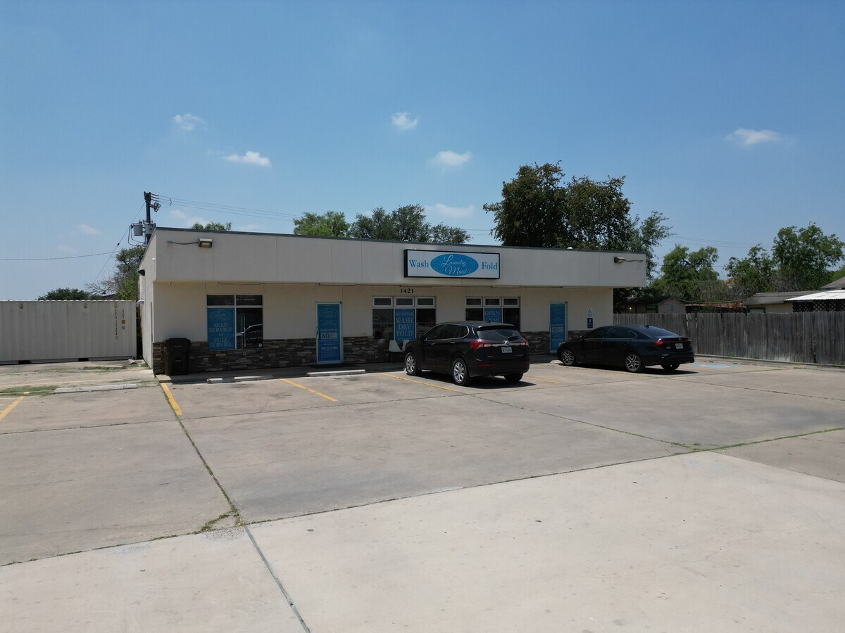 1421 E King Ave, Kingsville, TX 78363 Laundry Maid Laundromat