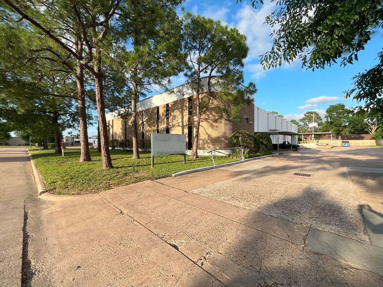 1720 Townhurst Dr, Houston, TX for lease - Building Photo - Image 2 of 13